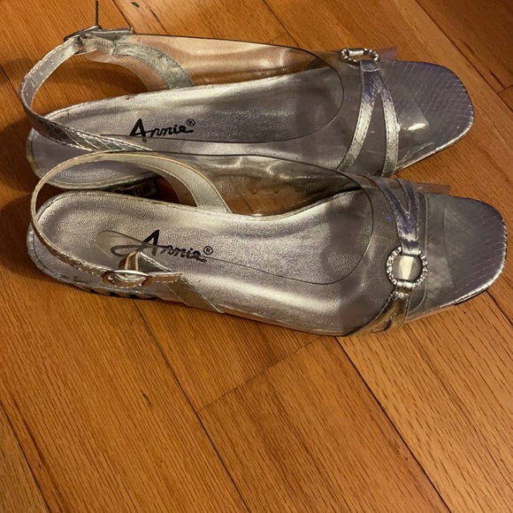 Ladies like new clear and silver dress shoes - Picture 4 of 4
